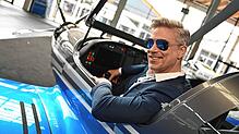 Ein Model präsentiert auf der Aero in Friedrichshafen ein Flugzeug. Bild: Messe
