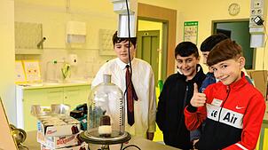 Experimentieren ist im Physikraum des Schulverbunds Löffingen angesagt. Über das interessante Angebot beim Tag der offenen Tür freuen ...