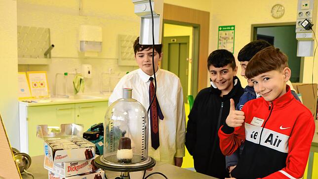 Experimentieren ist im Physikraum des Schulverbunds Löffingen angesagt. Über das interessante Angebot beim Tag der offenen Tür freuen ...