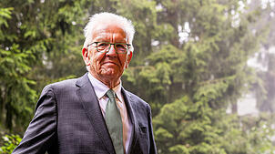 Ministerpräsident Winfried Kretschmann, hier im Nationalpark Schwarzwald Anfang September 2025, bricht auf zu seiner letzten Dienstreise.