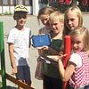 Grundschüler in Unterkirnach (Kreis Villingen) recherchieren mit dem Tabletcomputer im Schulgarten über Kartoffelanbau. Die Hebelschule ...