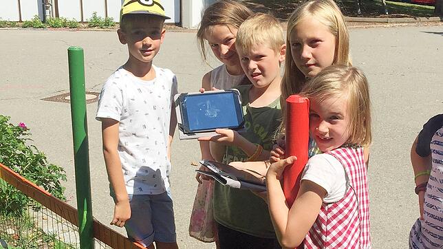 Grundschüler in Unterkirnach (Kreis Villingen) recherchieren mit dem Tabletcomputer im Schulgarten über Kartoffelanbau. Die Hebelschule ...