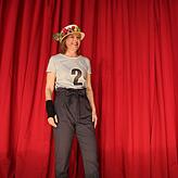 Frauenkaffee-Leiterin Beate Braun machte bei ihrem Debut mit ihren vielen Outfits dem diesjährigen Mottto "s'Wechseljohr" alle Ehre.