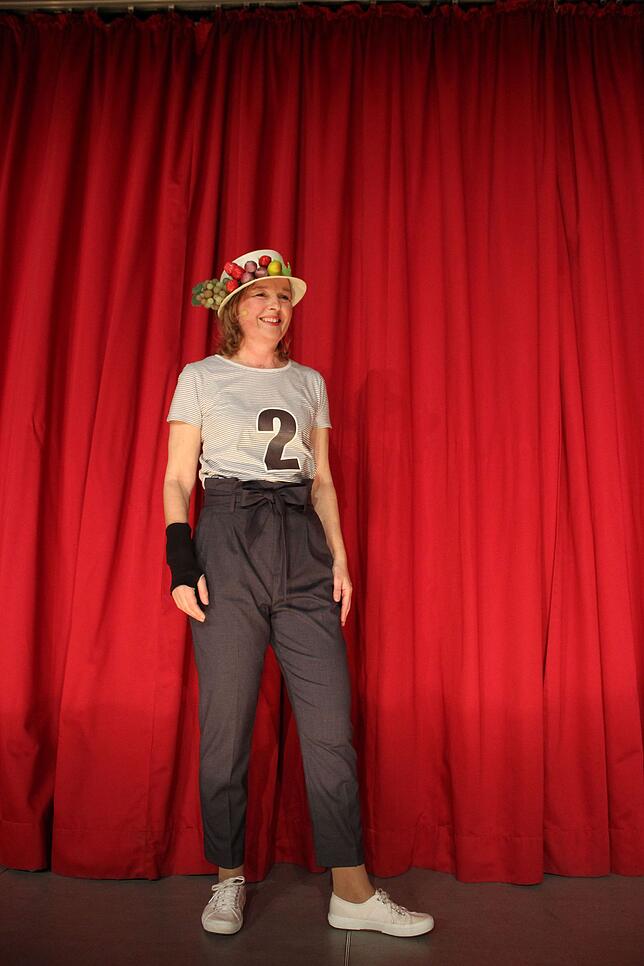 Frauenkaffee-Leiterin Beate Braun machte bei ihrem Debut mit ihren vielen Outfits dem diesjährigen Mottto "s'Wechseljohr" alle Ehre.