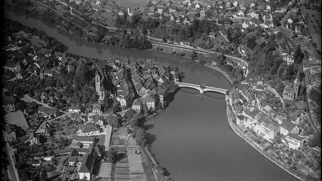 Seit 1930 gibt es zwei Städte namens Laufenburg &ndash; eine im Aargau liegende (links im Bild) und eine in Baden, die zuvor ...