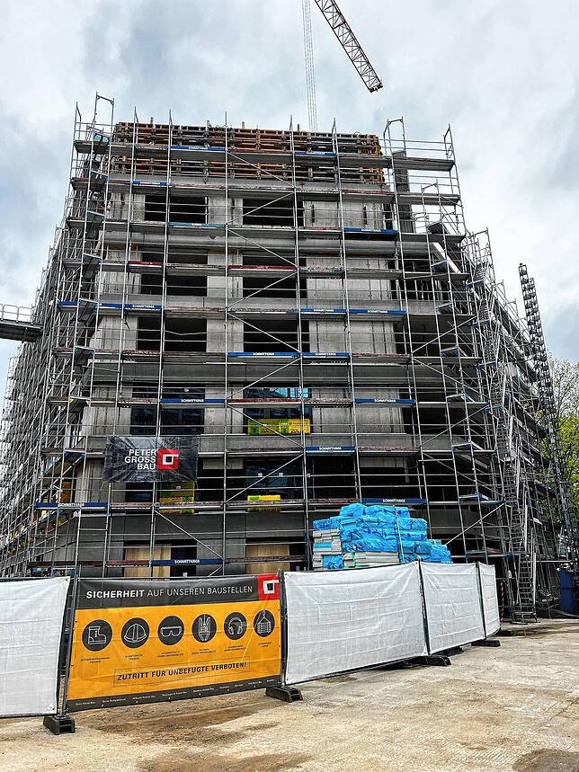 So sieht das neue Pflegeheim der Spitalstiftung Konstanz noch aus. Der Rohbau ist so gut wie fertig. Am Dach wird noch gewerkelt.