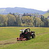 Landwirte verbringen im Allgemeinen einen großen Teil ihrer Arbeitszeit auf dem Traktor, wie hier Frank Eggert. Diese Weide mulcht er, ...