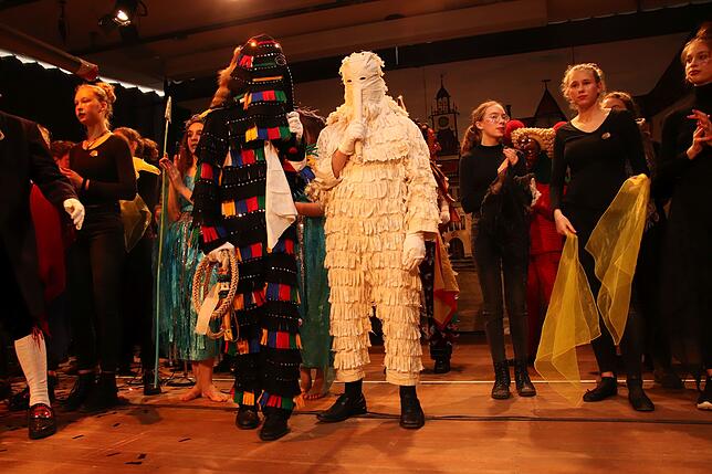 Nein, nur ein schwarz-buntes Hänsele kann sich freuen und durch die Straße jucken: Die Jugendkantorei der Münstergemeinde führte beim ...