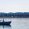 Ein Fischer in seinem kleinen Boot vor der Reichenau.