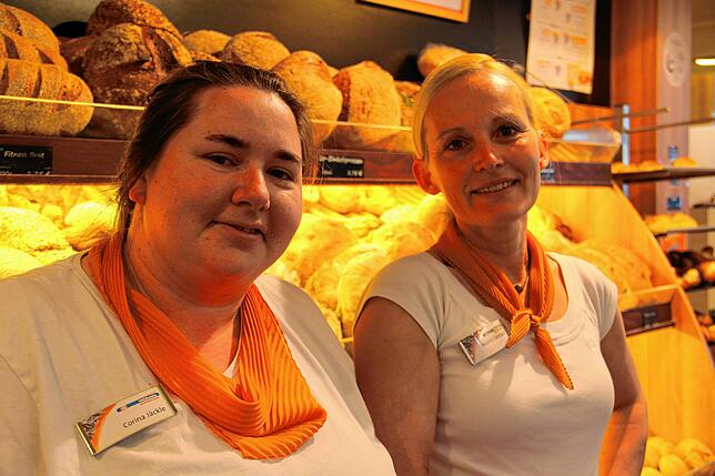 Auch ohne sie gäbe es kein frisches Brot: Corina Jäckle (links) und Kollegin Nadine Sarstedt in der Filiale im Engener Edeka.