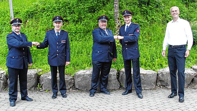 Kommandoübergabe in der Gesamtwehr der Stadt Meßkirch (von links): Gesamtkommandant Tobias Lumb übernimmt von Theodor Füßinger nach ...