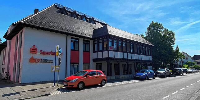 Das heutige Gebäude der Sparkasse steht seit Ende der 1970er-Jahre und soll abgerissen werden. Heute gibt es im Gebäude auch vier ...