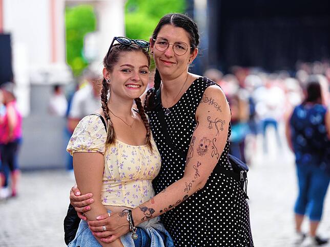 Melissa Roßberger und Julia Hannaleck sind Schwägerinnen in spe und freuen sich auf ihr erstes Silbermond-Konzert. „Wir waren ...