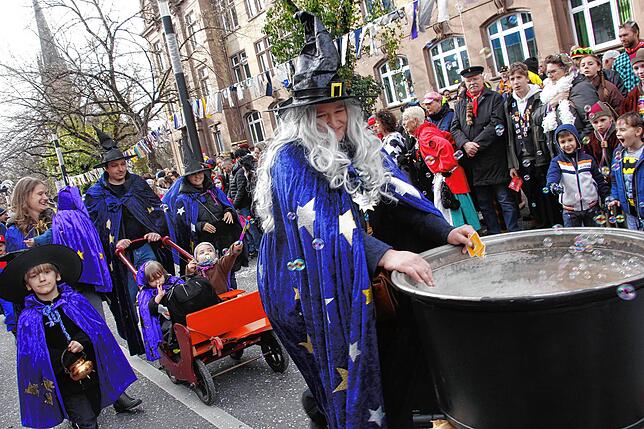 Wie ein bunter Lindwurm zogen beim Narrenbaum-Umzug am Fasnachts-Samstag 2023 knapp 70 Gruppen durch die Straßen der Singener Innenstadt.