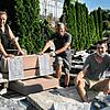 Nach der Idee von Christoph Fischer (Bildmitte) wollen Joachim Schwarz und Daniel Forster (von links) gemeinsam das Corona-Kreuz ...
