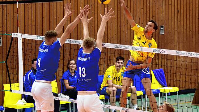 3:0 gewann der TSV Mimmenhausen (auf dem Archivbild Christian Pampel beim Angriff gegen Friedrichshafen) gegen Hammelburg und kann ...