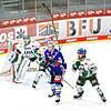 Die Wild Wings gewinnen gegen die Augsburger Panther. Im Bild verliert Augsburgs Chad Nehring (r.) gegen SERC-Spieler Alexander Karachun ...