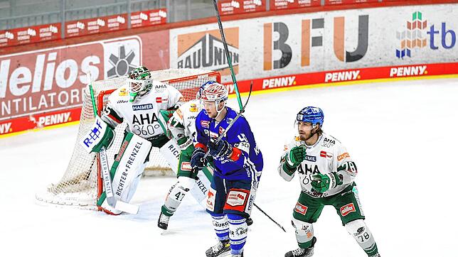 Die Wild Wings gewinnen gegen die Augsburger Panther. Im Bild verliert Augsburgs Chad Nehring (r.) gegen SERC-Spieler Alexander Karachun ...