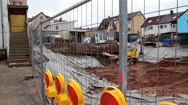 Blick in die Baugrube in der Sturmbühlstraße 101 in Schwenningen, die im vergangenen März einzubrechen drohte. Jetzt kommt es zur ...