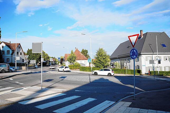 Keine Durchfahrt von und zur Bundesstraße B33: Ab dem 21. August wird am Kreisel Schaffhausener-/Kirchdorfer-/Straßburger-Straße mitten ...
