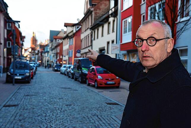Michael Steiger zeigt auf die Färberstraße. Der Wirtesprecher wendet sich nachdrücklich gegen eine Benachteiligung der Gastronomen in ...