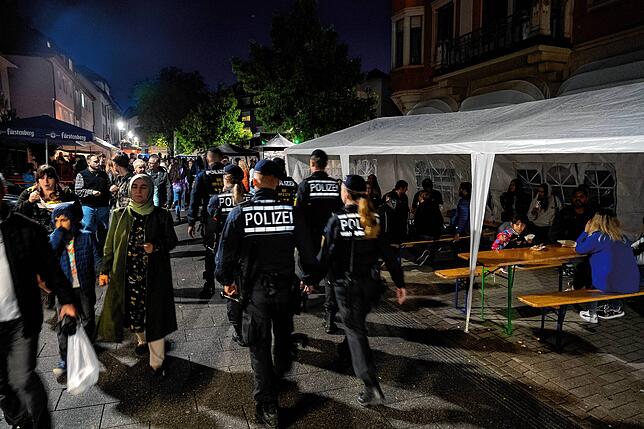 Die Polizei patrouilliert über das Veranstaltungsgelände.