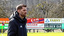 Sascha Rilli, Trainer des SV Deggenhausertal, kann sich für Spieler Bentele freuen, der beide Tore im Spiel gegen den FC Bodman ...