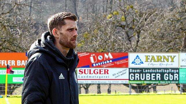 Sascha Rilli, Trainer des SV Deggenhausertal, kann sich für Spieler Bentele freuen, der beide Tore im Spiel gegen den FC Bodman ...