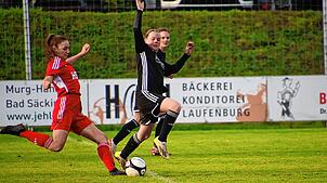 Die Fußballerinnen des SV Deggenhausertal um die derzeit verletzte Alexandra Rößler (links, hier im Duell in der vergangenen Saison ...