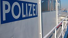 Die Wasserschutzpolizei, hier ein Archivbild, half am Sonntagabend bei Lindau zwei Anglern aus der Klemme, die sich mit einem Motorboot ...