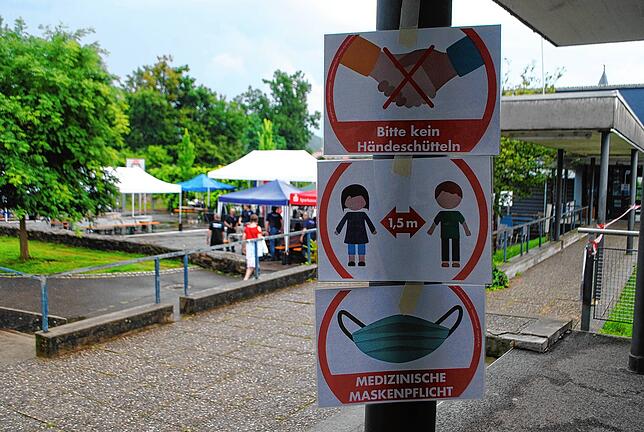 Auf dem Festgelände des Schulhofs gilt ein Corona-Hygienekonzept.