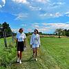 Lilly Schröder (links) und Ida Schaeff auf einem idyllischen Feldweg oberhalb von Bermatingen. Sie genießen während der Escape Tour die ...