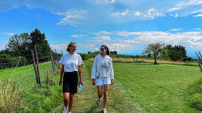 Lilly Schröder (links) und Ida Schaeff auf einem idyllischen Feldweg oberhalb von Bermatingen. Sie genießen während der Escape Tour die ...