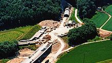 1996: Die Luftbildaufnahme zeigt die Baustelle vor dem heutigen Ostportal des Bürgerwaldtunnels. Vor Ort wurde der Beton für die ...