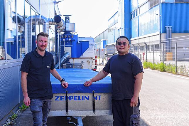 Kevin Heilig und Kirathisak Khunthong liefern die Längsträger gemeinsam aus.