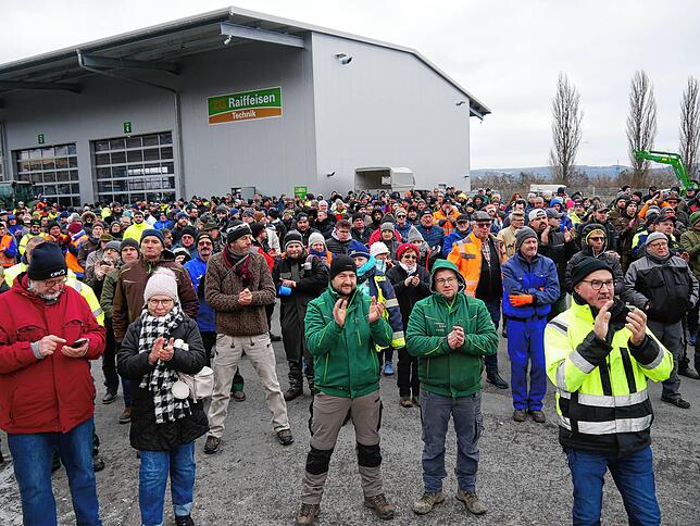 Über 500 Menschen nehmen an der Kundgebung teil.