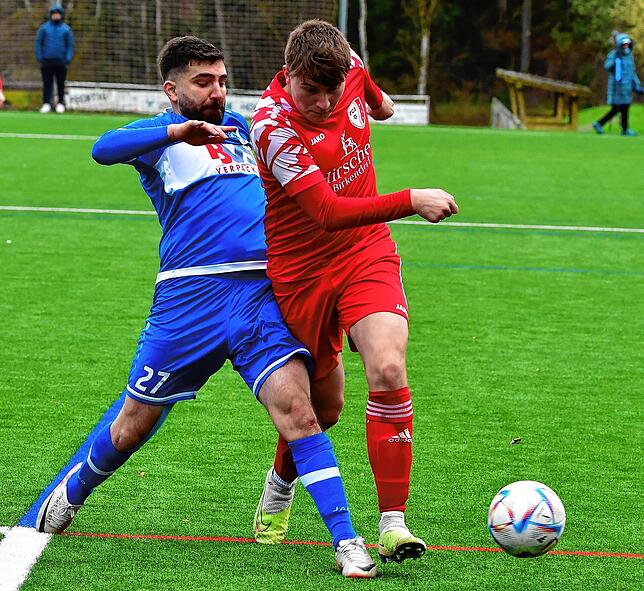 Heute: Isa Celik (links, gegen Luan Abazi) gastierte im März mit dem FC Erzingen beim FC Schlüchttal.