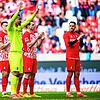 Freiburgs Torwart Noah Atubolu (M) bedankt sich nach dem Spiel bei den Fans für die Unterstützung.