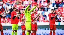 Freiburgs Torwart Noah Atubolu (M) bedankt sich nach dem Spiel bei den Fans für die Unterstützung.