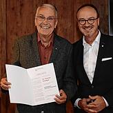 OB Uli Burchardt (rechts) zeichnet Thomas Schlägel (links) mit Urkunde und Ehrennadel der Stadt Konstanz aus.