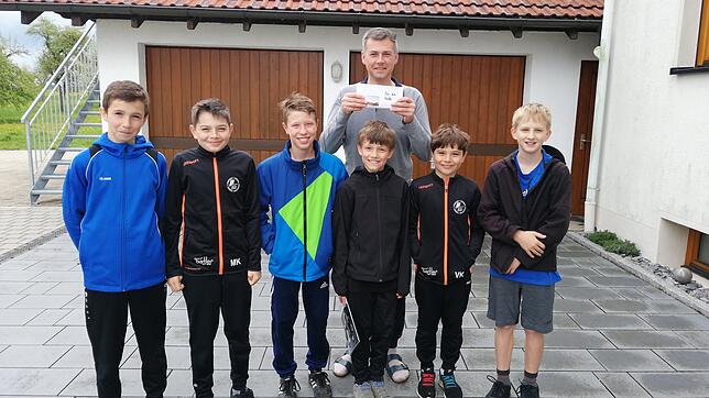Einige Jungen zwischen neun und 13&nbsp;Jahren sammelten Geld für die Sanierung der Wutachhalle und übergaben den Betrag an ...
