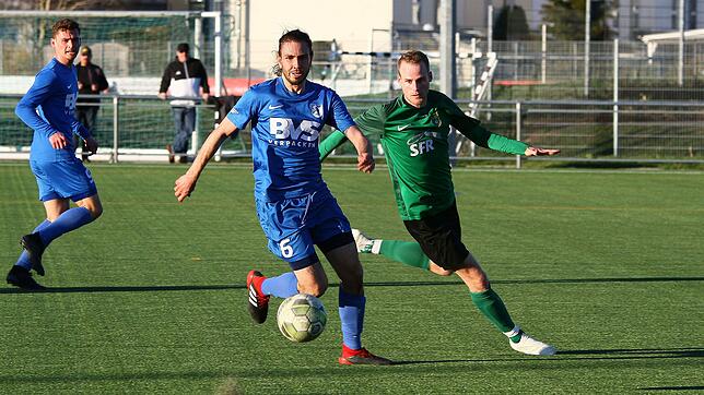 Fußball mit Köpfchen: Julian Göbel (Mitte, gegen Simon Kleiner im Spiel der voergangenen Saison) krönte mit seinem Treffer zum ...