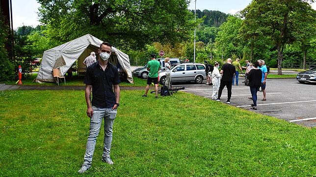 Benjamin Hoch vor dem Testzelt in Steißlingen. Das will er auf jeden Fall weiter betreiben. In anderen Gemeinden kam es jedoch zu Probleme.