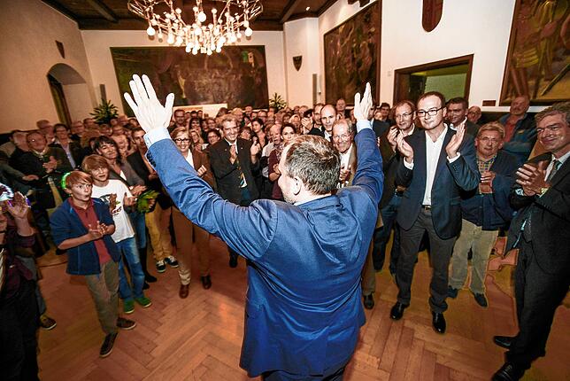 OB Martin Staab im Oktober 2103 in Jubelpose vor Dutzenden Menschen im Bürgersaal.