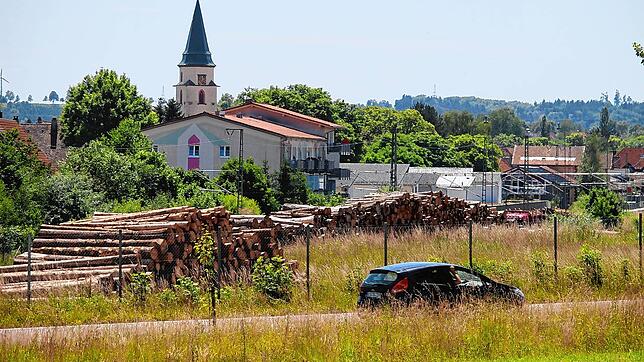 Die Hochstraße bei Hüfingen führt entlang des Holzlagers und des Sägewerks. An der Hochstraße soll in Zukunft ein Trainingszentrum für ...