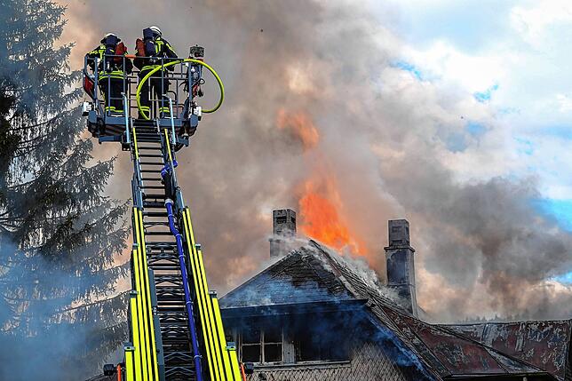 Die Feuerwehr löscht das brennende Wohnhaus am 28. Juli. Das Gebäude kann nicht gerettet werden. 14 Personen verlieren ihr gesamtes Hab ...