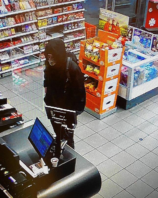 Der Täter während des Überfalls.