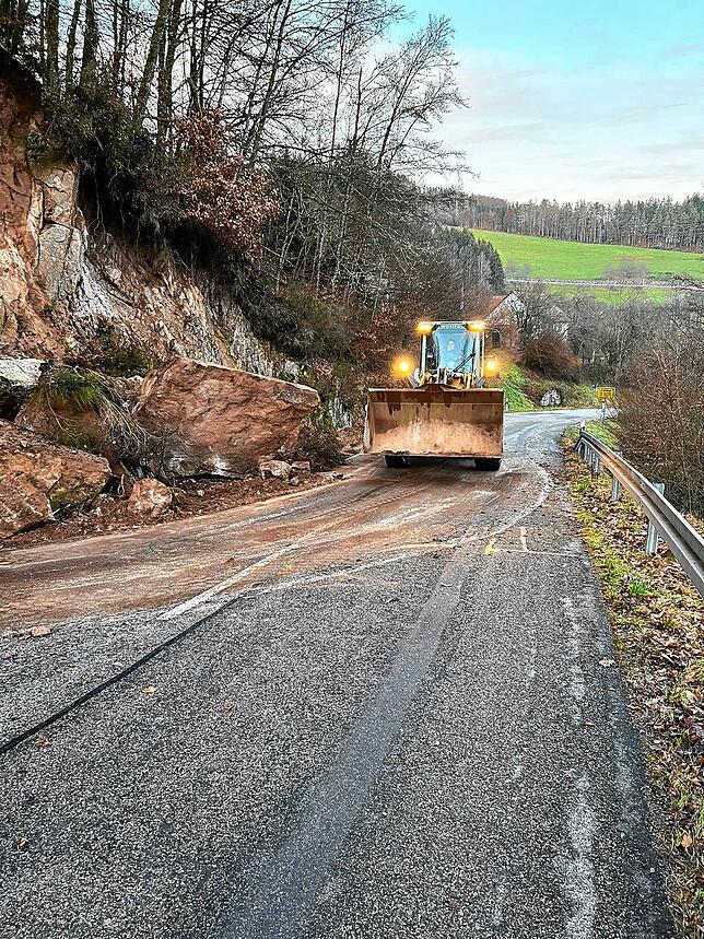 Bild 6: Felssturz: Straße zwischen Tiefenstein und Schildbach gesperrt