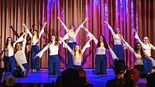 Damengarde als ABBA-Gruppe: (von links) Alexandra Zweigle, Leonie Jarde, Jule Irmler, Johanna Kraus, Lara Voigt, Mareen Burth, Melissa ...