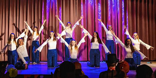 Damengarde als ABBA-Gruppe: (von links) Alexandra Zweigle, Leonie Jarde, Jule Irmler, Johanna Kraus, Lara Voigt, Mareen Burth, Melissa ...